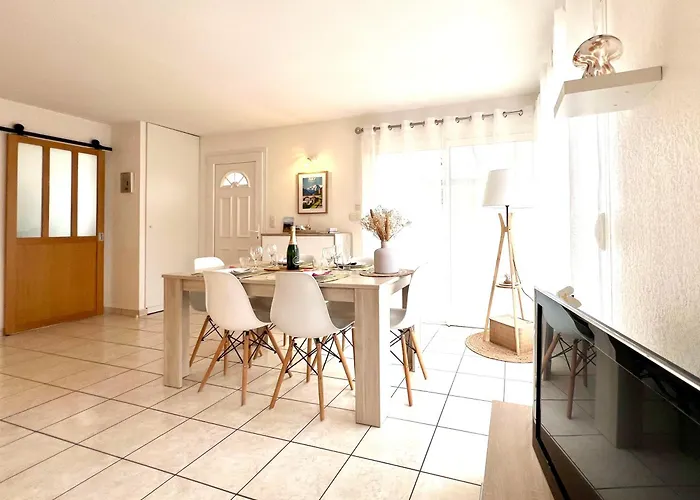 Douce Parenthese Moderne Avec Terrasse Ensoleillee Lägenhet Beaudreix